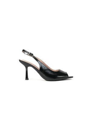 Escarpin à talon haut en cuir verni noir, à bride arrière, avec bout ouvert et sangle réglable à boucle, présenté de profil sur fond blanc.