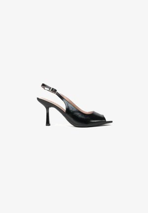 Escarpin à talon haut en cuir verni noir, à bride arrière, avec bout ouvert et sangle réglable à boucle, présenté de profil sur fond blanc.