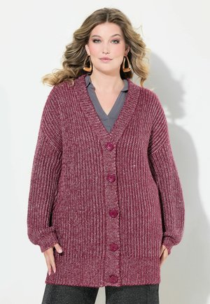 Dlouhý vínový cardigan s žebrovou strukturou, V-výstřihem a pěti fialovými knoflíky vpředu. Má široké, prodloužené rukávy.