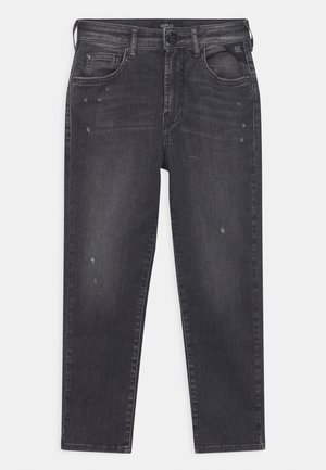 Jean noir délavé coupe droite avec légère usure, design cinq poches, fermeture par bouton, et petit patch logo triangulaire près de la taille.
