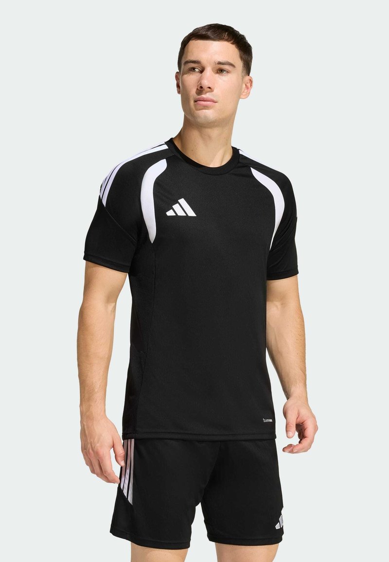 Μαύρη αθλητική φανέλα με λευκές λεπτομέρειες και κοντά μανίκια, με στρογγυλή λαιμόκοψη και λογότυπο Adidas στο στήθος και στα σορτς.