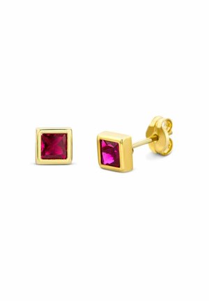 Guld ørestikker med firkantede dybt pink ædelsten i fatninger, vist fra for- og sidevinkler på en hvid baggrund.