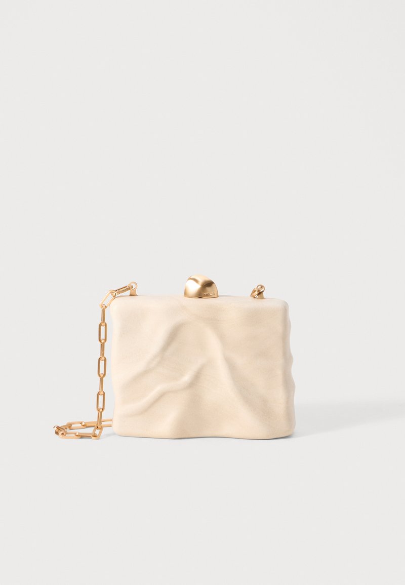 Borsa a mano beige con un design testurizzato a onde, una chiusura color oro e una tracolla a catena dorata. Superficie liscia, forma rettangolare compatta.