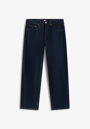 Mørkeblå jeans med rette ben, frontlommer, beltehemper, og en liten logo på den høyre myntlommen, vist flatt på en hvit bakgrunn.