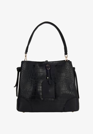 Sort lædertaske med krokodilleskindstekstur, rund top, lang hank og et aftageligt mærke; har guldfarvet metal og sidebånd.