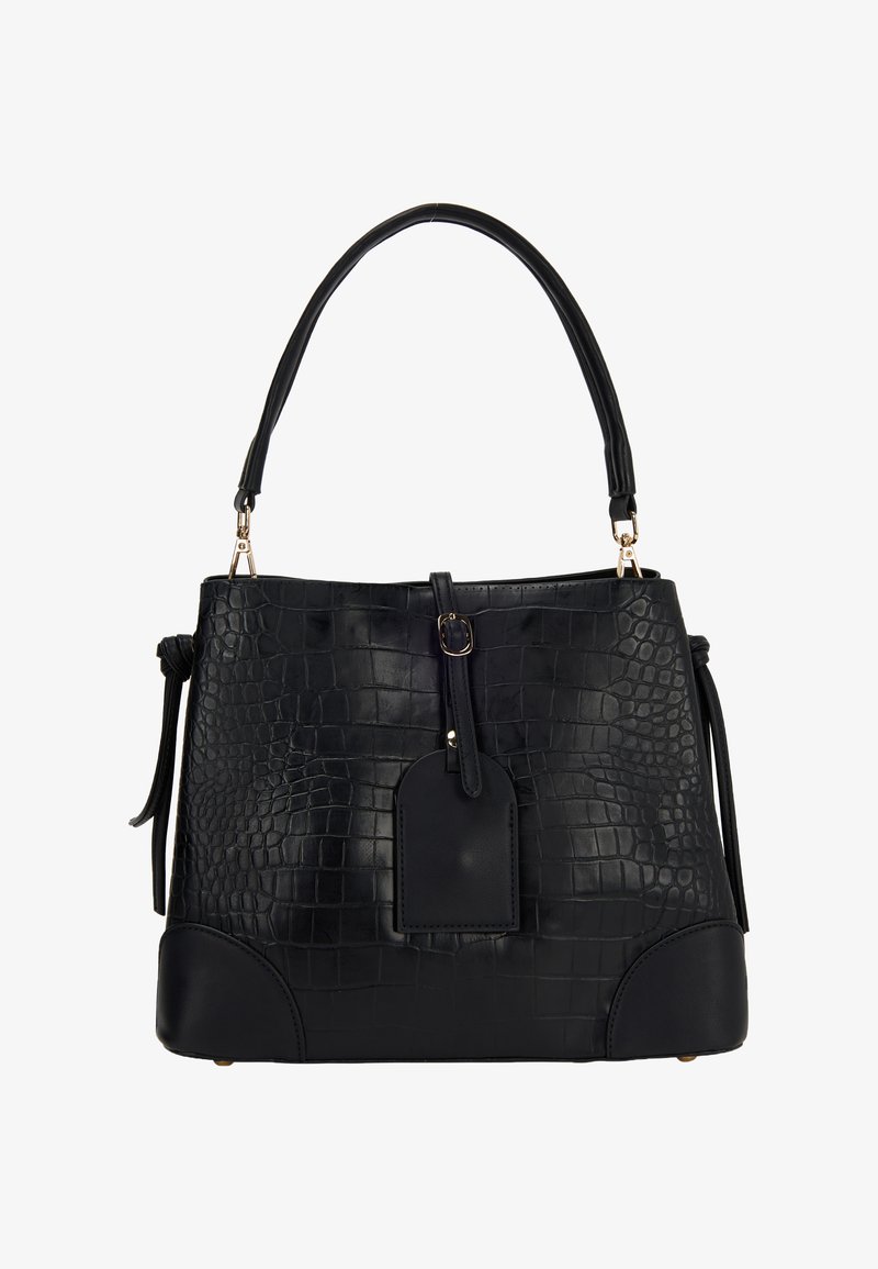 Sort lædertaske med krokodilleskindstekstur, rund top, lang hank og et aftageligt mærke; har guldfarvet metal og sidebånd.