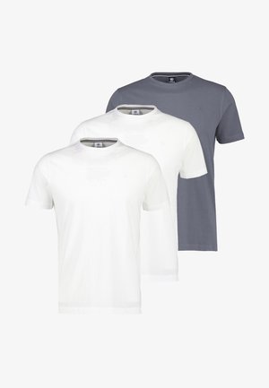 Drei T-Shirts mit Rundhalsausschnitt und kurzen Ärmeln in Weiß (zwei) und Grau (eins), übereinandergelegt vor einem weißen Hintergrund.
