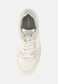 Białe skórzane sneakersy z perforowanym czubkiem, płaskimi sznurówkami, wyściełanym kołnierzem i szarymi akcentami logo. Gładka faktura z gumową podeszwą.