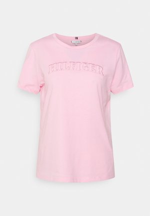 T-shirt en coton rose clair à manches courtes avec col rond, texte embossé "HILFIGER" sur la poitrine.