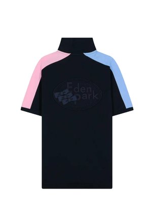 Polo noir à manches courtes, avec des accents rose et bleu clair sur les épaules et un logo en relief subtil à l'avant.