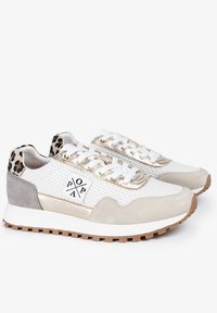 Zapatillas blancas con parte superior de malla y ante, acentos dorados, talón con diseño de leopardo, suela texturizada y cierre de cordones.