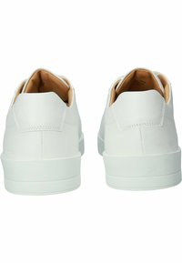 Valkoiset nahkakengät, joissa on sileä pinta ja minimalistiinen muotoilu. Lyhytvartiset mallit, joissa on kiinteä kumipohja ja vahvistettu kanta.
