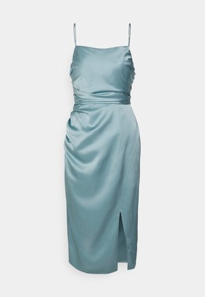 Robe midi bleu clair en satin avec bretelles spaghetti, taille froncée sur le côté et fente avant dans la jupe.