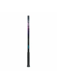 Raqueta de tenis con un marco negro, acentos en púrpura y rosa, empuñadura texturizada negra, y un diseño ligero para un mejor rendimiento.