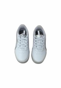 Le sneakers bianche in pelle presentano una punta arrotondata, un design con laccetti, una suola in gomma grigia testurizzata e piccole perforazioni per la ventilazione.