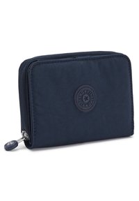 Námořnická modrá peněženka vyrobená z texturované látky, s kulatým emblémem na přední straně, zipovým zapínáním kolem dokola a malým táhlovým logem.