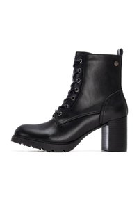 Botas de cuero negras hasta el tobillo con punta redonda, cordones en la parte delantera, tacón bloque texturizado y suela de goma con agarre. Ojetes plateados y detalle de logo.