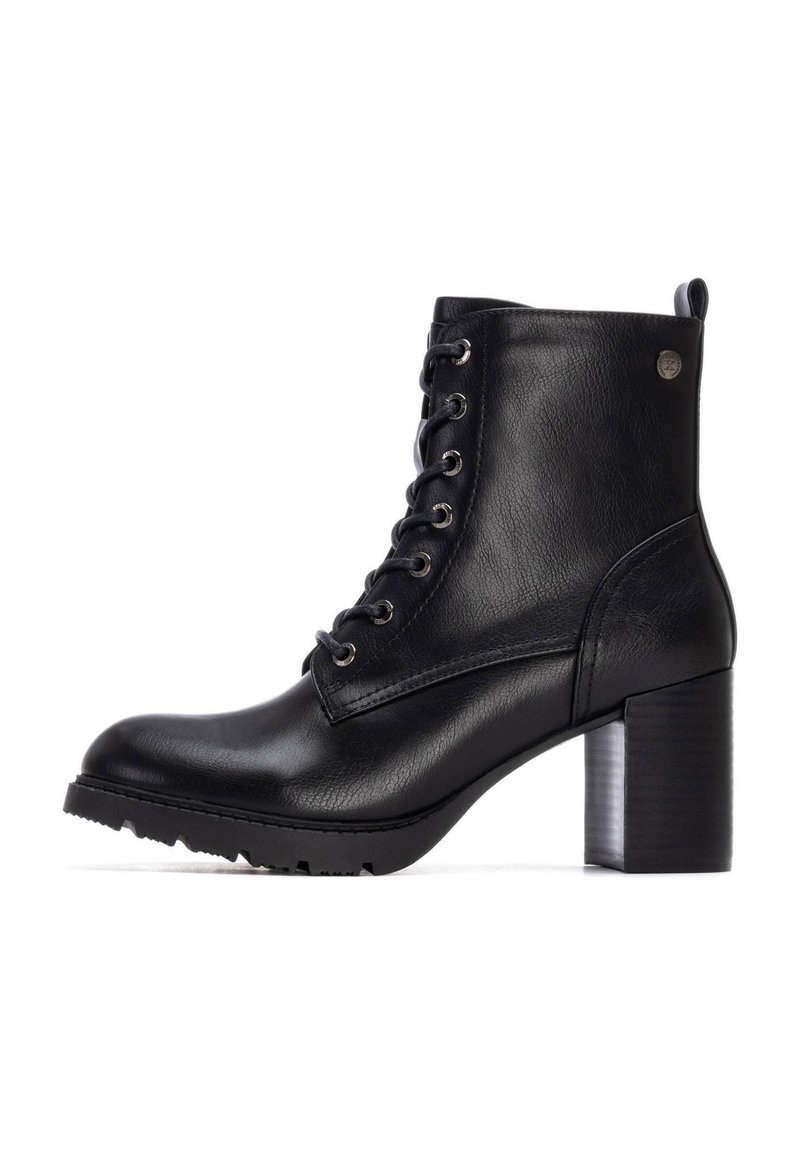 Botas de cuero negras hasta el tobillo con punta redonda, cordones en la parte delantera, tacón bloque texturizado y suela de goma con agarre. Ojetes plateados y detalle de logo.
