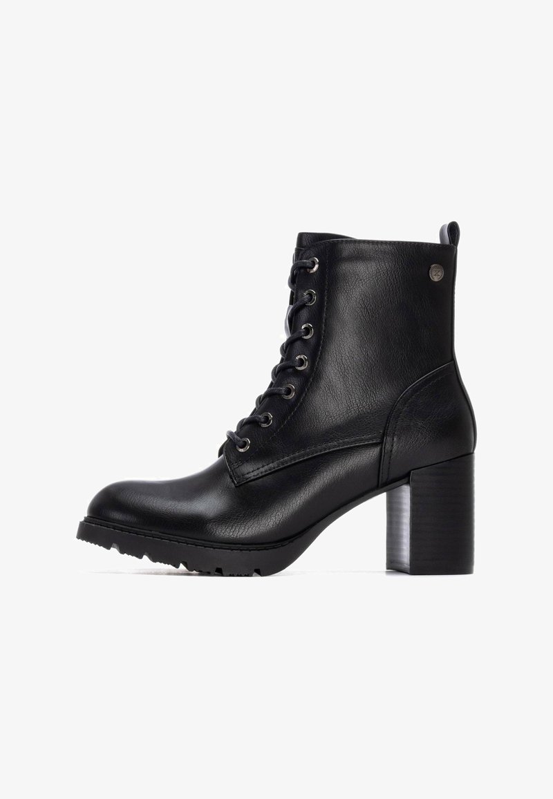 Botas de cuero negras hasta el tobillo con punta redonda, cordones en la parte delantera, tacón bloque texturizado y suela de goma con agarre. Ojetes plateados y detalle de logo.