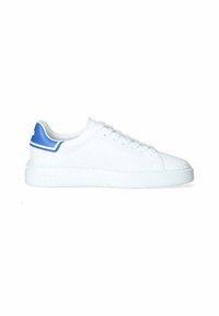 Sneaker bianco con materiale liscio, punta rotonda e suola piatta. Caratterizzato da un accento blu nel tallone e un design minimalista.