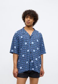 HUGO RELAXED niebieski