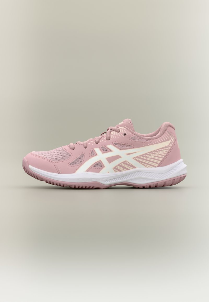 Ροζ αθλητικό παπούτσι με λευκό στυλιζαρισμένο λογότυπο, άνω μέρος από δίχτυ, επενδεδυμένη σόλα και σχεδιασμό με κορδόνια σε ουδέτερο φόντο.