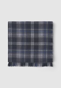 Granatowy szalik w kratę wykonany z miękkiego materiału, z wzorem w ciemnoniebieskim, jasnoniebieskim i białym, z frędzlami na brzegach.