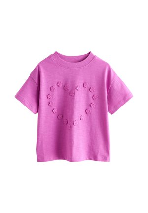 Tricou roz cu mâneci scurte și guler rotund, având mici forme de flori în relief aranjate într-un model de inimă în față.
