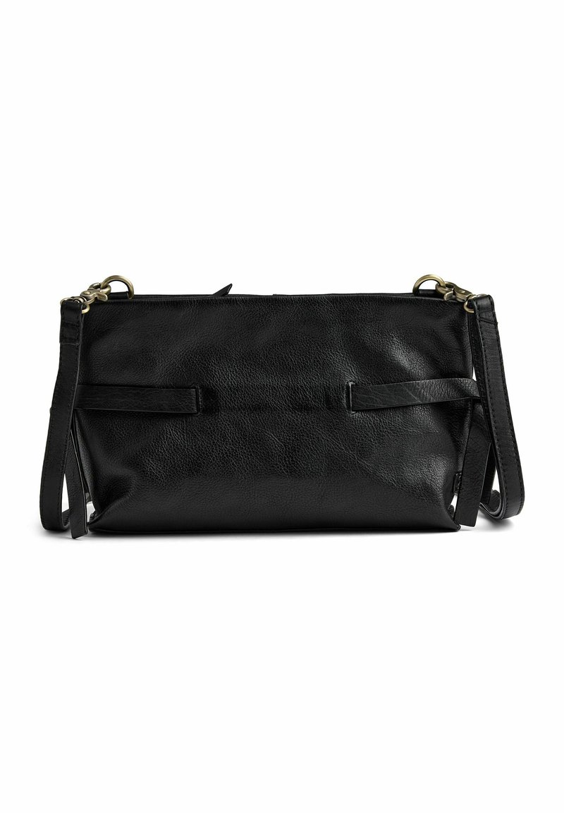 Svart läderclutch med två framremmar, dragkedjestängning och avtagbar axelrem. Slät textur med minimal hårdvara.
