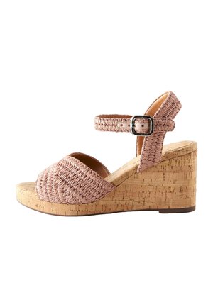 Sandal wedges dengan atas dari tekstil anyaman berwarna merah muda, tumit dari gabus, dan tali pergelangan kaki dengan gesper metalik. Desain terbuka di bagian jari kaki dengan sol yang bercorak.