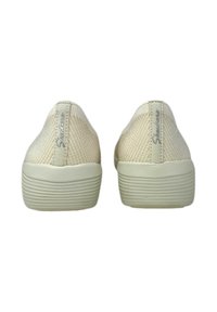 Sneakers in maglia beige con un motivo testurizzato, tacco arrotondato e suola bianca con scanalature. Logo sul tacco in argento.