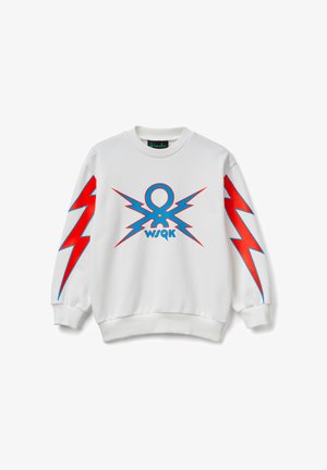 Sudadera blanca con gráficos de rayos en rojo y azul en las mangas y un diseño gráfico central con texto. Cuello redondo y puños acanalados.