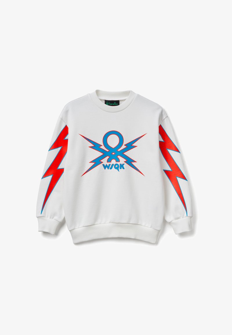 Felpa bianca con grafiche di fulmini rossi e blu sulle maniche e un motivo grafico centrale con testo. Scollo rotondo e polsini a costine.