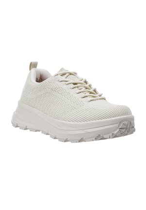 Lyse beige strikket sneaker med tyk tekstureret sål og trækflap ved hælen, snøret, vist set fra trekvart forfra.