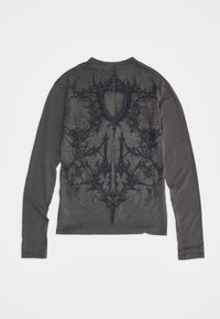 Σκούρο γκρι μακρυμάνικο πουκάμισο με περίτεχνο συμμετρικό μαύρο αφηρημένο σχέδιο που μοιάζει με αιχμηρή ασπίδα στο κέντρο της πλάτης.