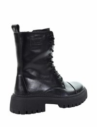 Czarne skórzane botki sięgające kostki z okrągłym noskiem, sznurowane z przodu, z grubą, żłobioną gumową podeszwą, z małą pętlą z tyłu.