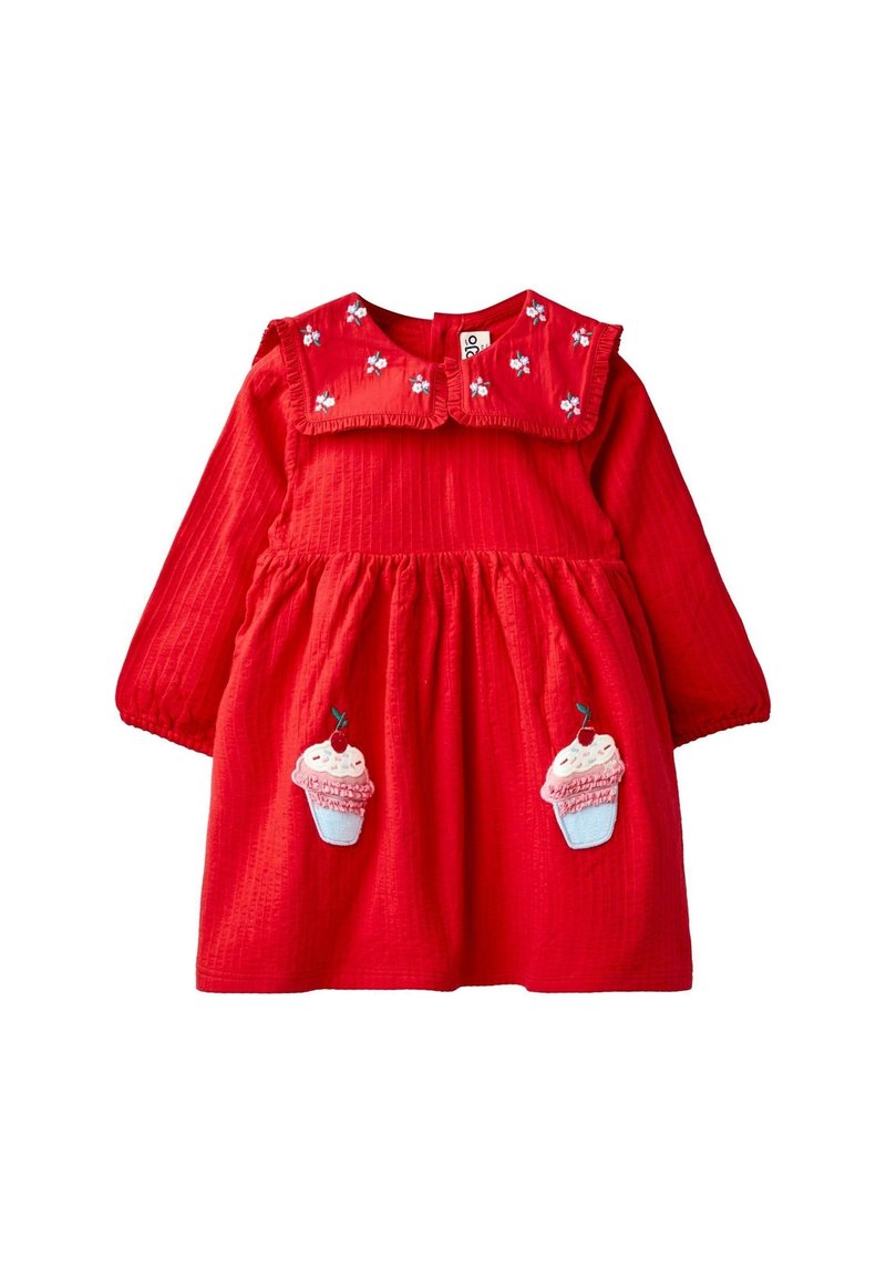 Robe bébé rouge à manches longues avec un col volanté brodé de fleurs blanches et des appliqués de cupcakes sur le devant de la jupe.