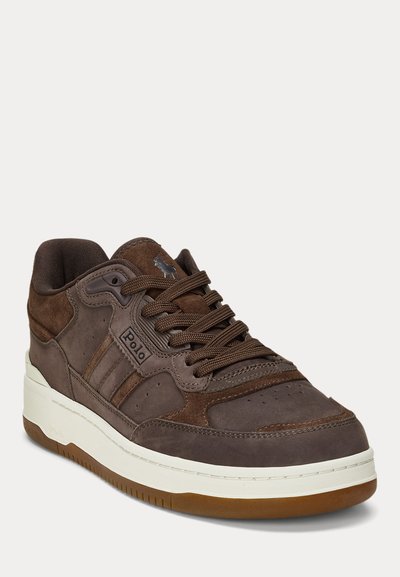 Adidași din suede și piele maro, cu guler căptușit, șireturi în față, talpă din cauciuc și logo embosat pe lateral. Prezentând două dungi maro închis.