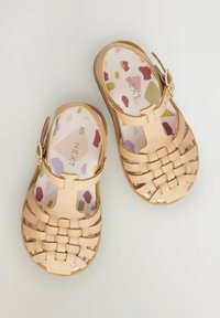 Beiga vävda sandaler med ett säkert spänne, med ett mönstrat innersula i pastellfärger och en texturerad sula för grepp.