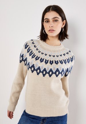 Maglione lavorato a maglia beige con collo rotondo, caratterizzato da un motivo geometrico blu e azzurro attorno alle spalle e polsi a costine.