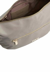 Borsa di tessuto grigio di medie dimensioni con zip dorata, che mostra una superficie liscia e una tasca interna. I dettagli notevoli includono un tirazip.