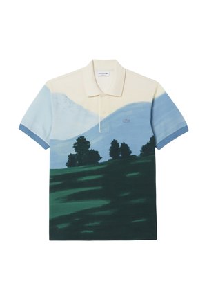 Polo con estampado de paisaje que presenta montañas y árboles. Los colores incluyen beige claro, azul y verde oscuro. Mangas cortas, cuello clásico.