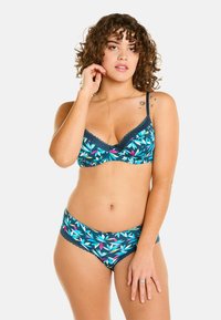 Soutien-gorge floral turquoise et ensemble de culottes assorties avec garniture en dentelle. Caractéristiques d'un motif de feuilles en rose et vert, tissu doux et bretelles réglables.