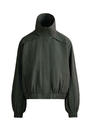 Czarna, teksturowana kurtka na zamek z wysokim kołnierzem, elastycznymi mankietami i ściągaczem w talii, z wzorem przypominającym siatkę.