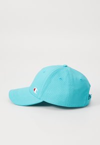 Zila kokvilnas beisbola cepure ar izliekto vizieri, kurai priekšpusē ir neliels sarkans un balts logotips, kā arī ventilācijas acis sānos.