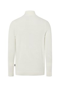 Cremefarbener, gestrickter Pullover mit langen Ärmeln, hohem Kragen und einem strukturierten Muster. Gerippte Bündchen an Ärmeln und Saum verleihen Details.