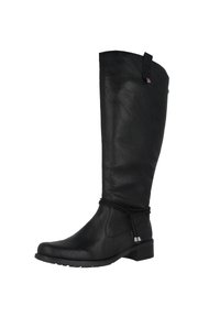 Bottes noires en cuir montantes jusqu'au genou avec un bout arrondi, des coutures décoratives et une sangle ornementale près de la cheville. Talon plat et embellissements minimalistes.