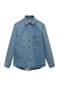 Camisa de mezclilla color azul claro, de manga larga, con cierre de botones, cuello, un bolsillo en el pecho, dobladillo sin acabados, tejido texturizado y costuras contrastantes.