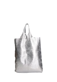 Zilveren metallic tote bag met twee langwerpige banden, gemaakt van textuur materiaal. Heeft een minimalistisch ontwerp en geen zichtbare sluitingen of versieringen.