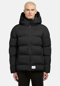 Schwarze Daunenjacke mit Reißverschluss, übergroßer Kapuze und quadratischem Logo-Patch am Saum. Hergestellt aus glattem, isoliertem Material.